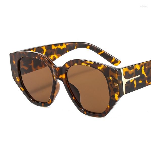 Gafas de sol 2023 moda escudo mujeres hombres PC lente marco Casual señora estilo negro leopardo marca diseñador Metal decorar UV400