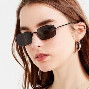 Zonnebril 2023 Mode Kleine Rechthoek Voor Mannen Retro Rode Lens Vrouwen Zonnebril Geel Metalen Frame Shades Eyewear