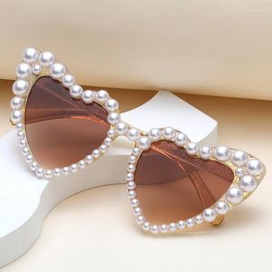 Zonnebrillen 2023 Fashion Witte hartvormige Pearl UV400 Women Cat Oog roze brillen Trending Beach Shades Party Sun Glazen