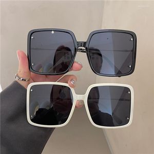 Gafas de sol 2023 con remaches grandes para mujer, gafas de sol cuadradas de tendencia Ins, gafas con montura de pasarela para mujer, gafas de lujo UV400