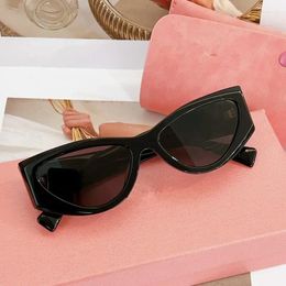 Lunettes de soleil 2024 Brand Designer Retro Small Cadre pour les femmes VU400 Shadow Triangle des filles noires mignonnes et sexy