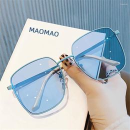 Lunettes de soleil 2024 alliage de mode pour femmes lunettes bleues transparentes Trendy Street Pographie Gertes Green Square Eyes Lunets
