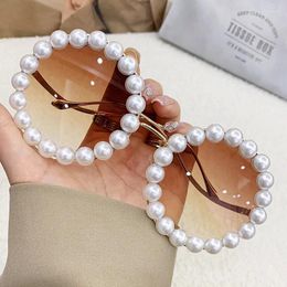 Lunettes de soleil 2024 Perle ronde en alliage de mode pour les femmes Vintage Elegant Luxury Party Sun Glashes Ladies Bending Legs Shades