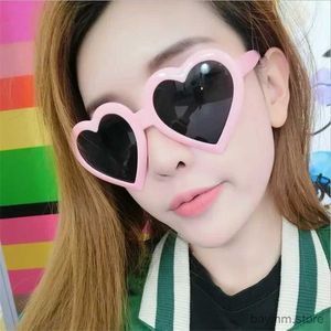 Lunettes de soleil 2024 Lunettes de soleil de coeur rose de mode pour filles Cat Eye Vintage Brand Designer Black Red Heart Shape Sun Glasses pour les femmes UV400