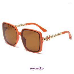 Lunettes de soleil 2024 H Fashion Grand cadre personnalisé Rivet Personnalisé European et American Chain Leg Street Pographie Face avec boîte-cadeau UFKF