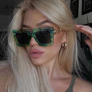 Lunettes de soleil 2024 NOUVELLES FACES FEMMES SQUILLES SHARGES SHANDES DES MÉDEURES MODERNES MODE DE LUXE SORPRES SORN Vintage Metal Chain Eyewear Shades T240428