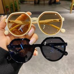 Lunettes de soleil 2024 Retro Round Classic Women's Gradual Change Glows Glasshes Fashion Fashion Chine continentale