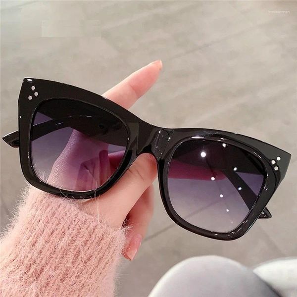 Gafas de sol 2024 Fashion Square Vintage Mujeres Diseñador de marca Gradiente de gran tamaño Gafas Sun Rivet Shades Femenino UV400