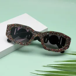 Lunettes de soleil 2024 verres de soleil carrés féminins femelles shopping extérieurs stores diamants conduisant les lunettes rétro-tête ovale UV400