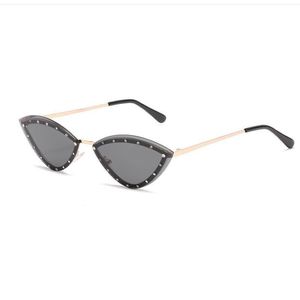 Lunettes de soleil Cadre en alliage Rétro Cat Eye cloué Miroir coloré Metal Eyewear Triangle Shades avec diamants 244x