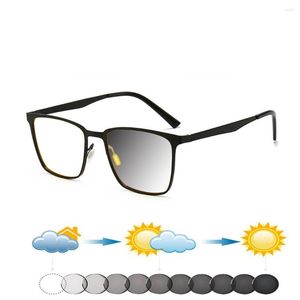 Lunettes de soleil en alliage carré, monture de mode, plaquettes nasales confortables, lunettes de lecture grises pochromiques 0,75 à 4