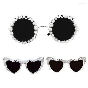 Gafas de sol Bachelor Party With Bride to Be Letter Heart Frame para mujer novia tomando herramientas PO