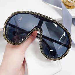 Gafas de sol Marco grande Lente de una pieza Rhinestone Diseñador de lujo Mujeres Cristal Gafas de sol Sombras negras para damas Uv400 Gafas