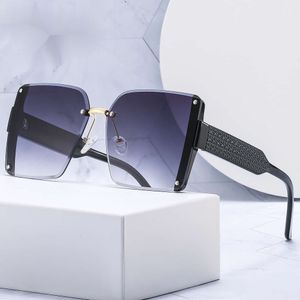 Sunglasses Lunettes de soleil sans bordure pour femmes, avec grandes boîtes, lunettes de soleil d'extérieur résistantes aux UV, lunettes à la mode et tendance