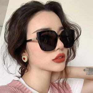 Lunettes de soleil Brand Designer Cat Eye Woman Vintage Black Mirror Sun Glasse pour mode Big Frame Cool Sexy Femme OCULOS 276Y