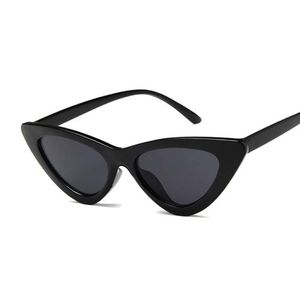 Gafas de sol Diseñador de marca Cat Eyen Women Cute Sexy Triangle Sun Gafas para marco pequeño Cateye Oculos Vintage Black 4250