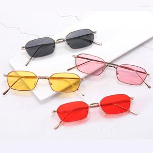 Gafas de sol Compre 1 y obtenga gratis Moda Mujer / Hombre Accesorios de diseño Marco Color dorado Metal Rectángulo Gafas de sol Tre