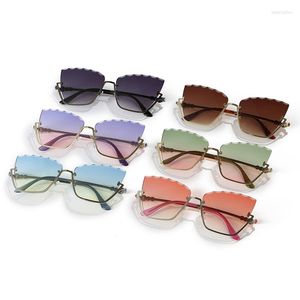 Lunettes de soleil Cat Eye Femmes Tendance Luxe Diamant Lunettes de soleil pour dames Mode Demi-monture Lunettes de soleil de coupe