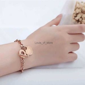 Gafas de sol Pulseras con dijes Nicho Diseño Ins Viento Titanio Acero Pulsera para mujer Botón Amor Mentiras Corazón inoxidable Se puede grabar H24227