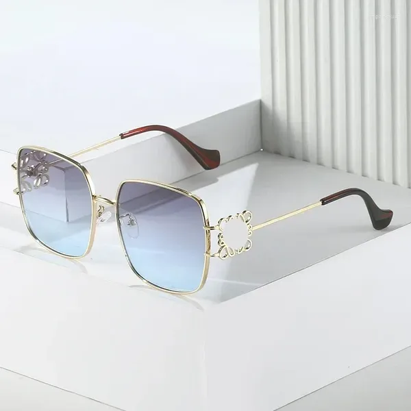 Gafas de sol Diseño Hollow Mujeres 2023 Marco de metal de moda Mujer UV400 Sombras Señoras que usan gafas de sol de viaje