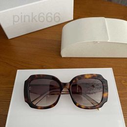 Gafas de sol Diseñador Avanzado Marco grande Mujer Nueva hoja Moda Forma cóncava Conducción Cara resistente a los rayos UV Pequeño QIKK