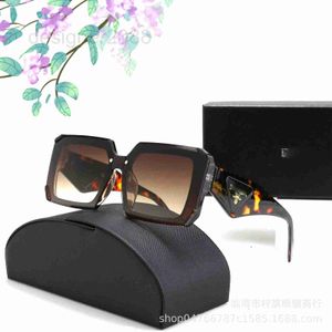 Diseñador de gafas de sol Fashion Street Shooting Colorful Rectangular Glasses Online Red Live DY4A