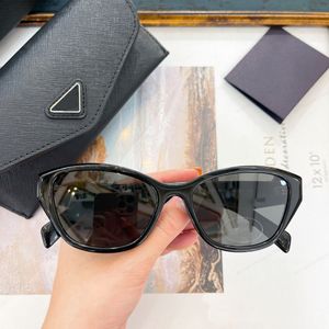 Gafas de sol Diseñador Hombres Mujeres 1: 1 VPR 21ZV Marco estrecho Lente ovalada Patillas anchas con decoración de letras de metal Gafas de lectura Gafas de sol de moda para mujeres