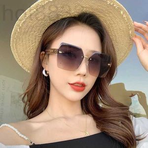 Lunettes de soleil Designer Women's Fashion New Gradient Color Trimmed Frameless Large Frame Glasses H4YC