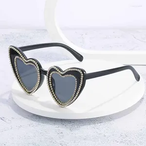 Zonnebrillen Diamant Rhinestone Hartvormige Cat Eye Women Men Mode Vintage Luxe Design Driving Travel Sun Glazen Mirror