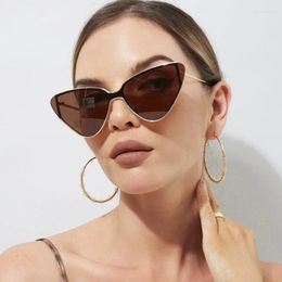 Lunettes de soleil Brand de mode Metal Punk Cat Eye Women Designer One Piece Sun Grasses Men Lady Trendy Sampunk Gold Black Eyewear