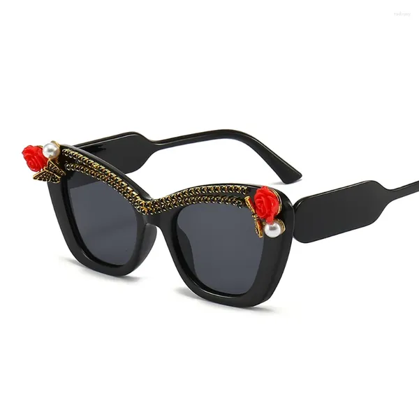 Lunettes de soleil de marque de mode à la mode yeux de chat femmes strass jambe large monture de lunettes rue Po décoration Sunnies UV400