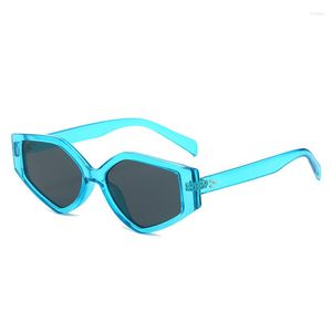 Lunettes de soleil mode oeil de chat femmes luxe Vintage marque concepteur Triangles lunettes hommes Rivets polygonaux dégradé lunettes de soleil