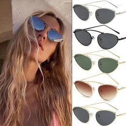 Lunettes de soleil Fashion Luxury Cat Eye Unique Petites verres de soleil ovales Unisexe Frame métallique Triangle Design UV400 Nuances de lunettes extérieures