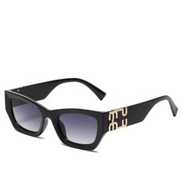 Gafas de sol Moda Mu Personalidad para mujer Espejo Pierna Metal Diseño de letras grandes Gafas de marca multicolor Outlet de fábrica Promocional Especial {categoría} ll I48H