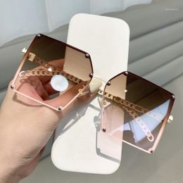 Lunettes de soleil Fashion Oversize Square Gradient Femmes Shades Elegant Metal Hollow Chain Frame Rivet Sun Glasses Femme OCULOS 2532