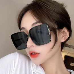 Lunettes de soleil Fashion Oversize Square Femmes Metal Frame de haute qualité Classic Sun Grasses Men 2022 Vintage Shades Eyewear UV400 242L