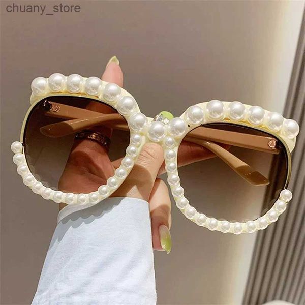 Lunettes de soleil Fashion Retro Round Imitation Perle Frame de soleil Lunettes de soleil UV400 Femmes Cat Eye Pink Eyewear Trendy Beach Party Sun Glasses Gafas Y240416