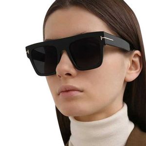 Lunettes de soleil Lunettes de soleil carrés de mode pour femmes Sports Sports Driving Sun Verres de soleil Anti-Glare% UV Protection Metal T Design Word T240428