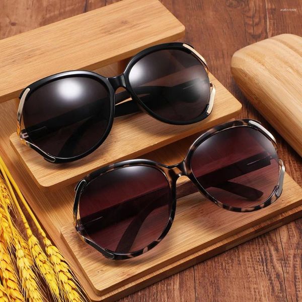 Lunettes de soleil Style Fashion Bamboo Wood Femmes Able Metal Combination Frame surdimensionnée Lunes décoratives