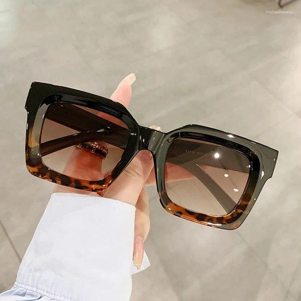 Lunettes de soleil Fashion Vintage Designer Square Femmes pour hommes Tendances Sun Glasses Punk Big Frame Rivet Classic Shades