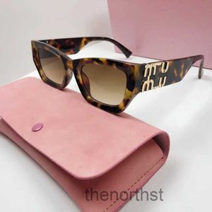 Lunettes de soleil Mode Femmes Personnalité Miroir Jambe Métal Grande Lettre Design Multicolore Marque Lunettes Factory Outlet Promotionnel Specialbsnn Bsnn