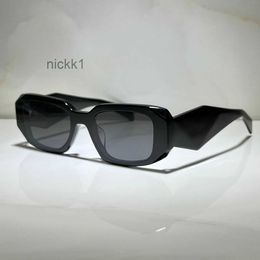 Zonnebrillen voor mannen en vrouwen Luxe 17wf Designer-stijl Anti-ultraviolet Retro vierkante plaat Volledig frame Mode-brillen Willekeurige doos 17w SPKM