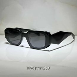 Zonnebrillen voor mannen en vrouwen Luxe 17wf Designer-stijl Anti-ultraviolet Retro vierkante plaat Volledig frame Mode-brillen Willekeurige doos 17w 9MP2