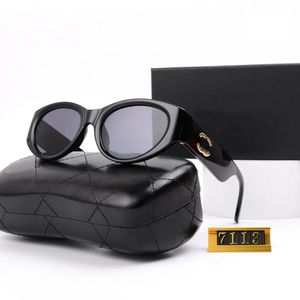 Lunettes de soleil pour hommes et femmes Summer New Style Anti-ultraviolet Retro Plate carrée complète Luxury Luxury Designer Lunes Random Box 7113