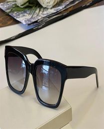 Zonnebrillen voor mannen en vrouwen Zomerstijl Antiultraviolet Bold Retro Plate Plank Full Frame vierkante mode -bril Random Box7496037