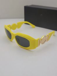 Zonnebrillen voor mannen en vrouwen Zomerstijl 4425 Transparant grijs plastic vierkante zonnebril Grijze spiegel Heren rechthoekige vorm Anti-ultraviolet mode-bril