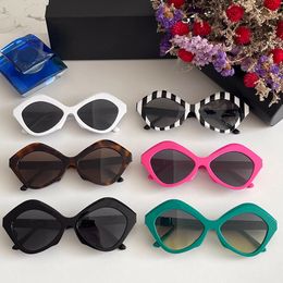 Lunettes de soleil pour femmes 0125S simple châtaigne d'eau cadre noir et blanc imprimé lettres mode classique tendance style été plage vacances lunettes UV400 avec boîte