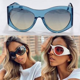 Lunettes de soleil pour femmes Designer de haute qualité Dernières lunettes de soleil 4392 Fashion Shopping Cat Eye Oval Blue Big Frame Design Ladies Club 302i