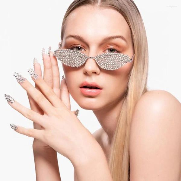 Cadres de lunettes de soleil Cadres de lunettes de strass européens et américains Décoration Street Po Show Face Petite personnalité Diamant en métal