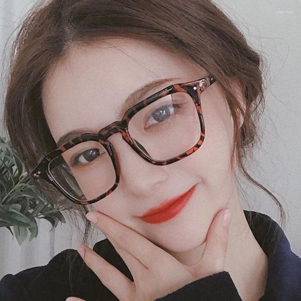 Lunettes de soleil Frames Vintage Retro Style Femme Eyeglass Square Shape Glasses Trendy Fames Men Women Fashion Élégant transparent